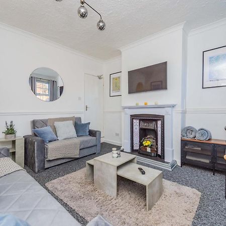 Central Townhouse Wolverhampton - Sleeps 8 - Ideal For Contractors & Families Leilighet Eksteriør bilde