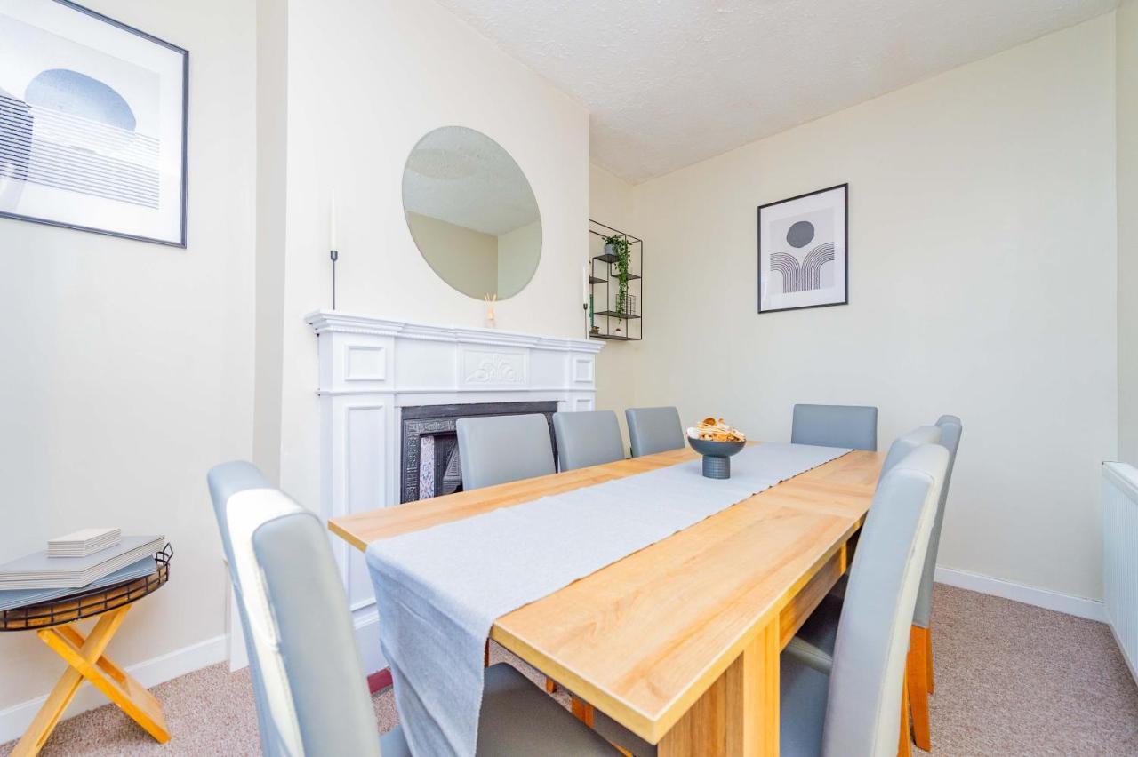 Central Townhouse Wolverhampton - Sleeps 8 - Ideal For Contractors & Families Leilighet Eksteriør bilde