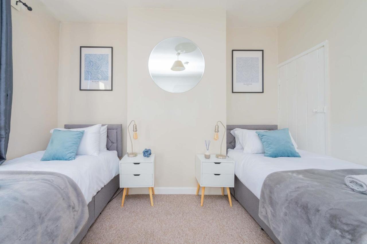 Central Townhouse Wolverhampton - Sleeps 8 - Ideal For Contractors & Families Leilighet Eksteriør bilde