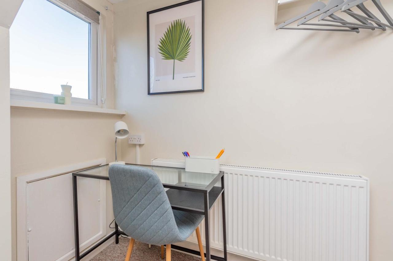 Central Townhouse Wolverhampton - Sleeps 8 - Ideal For Contractors & Families Leilighet Eksteriør bilde