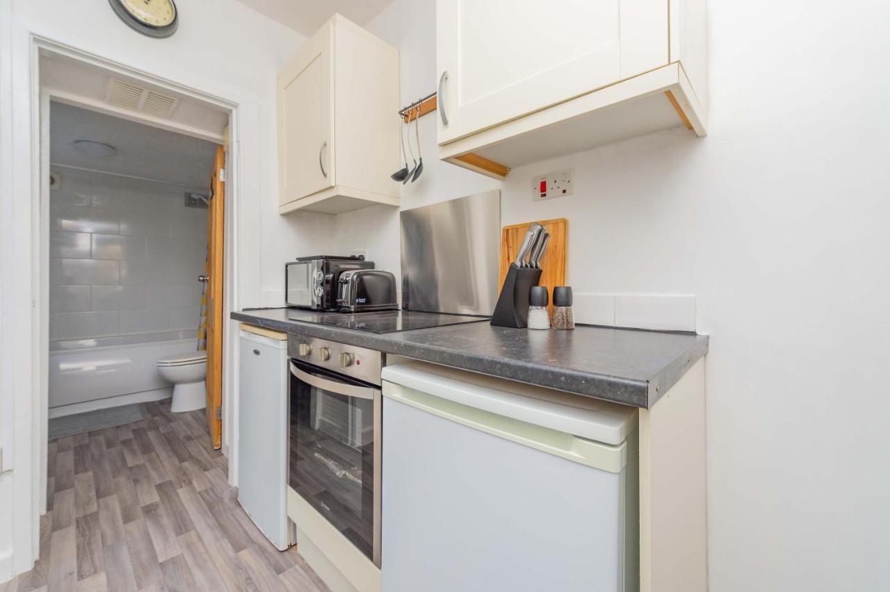 Central Townhouse Wolverhampton - Sleeps 8 - Ideal For Contractors & Families Leilighet Eksteriør bilde