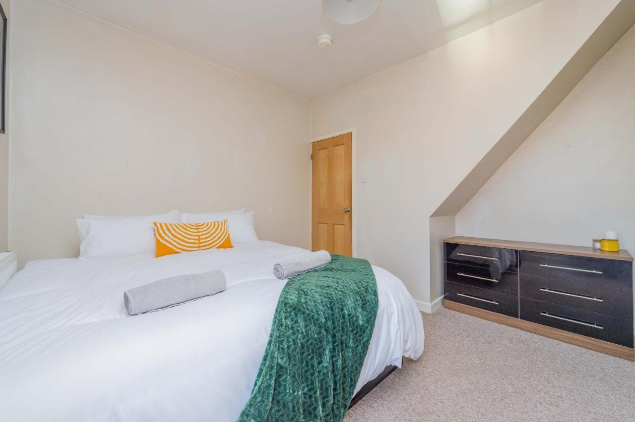 Central Townhouse Wolverhampton - Sleeps 8 - Ideal For Contractors & Families Leilighet Eksteriør bilde