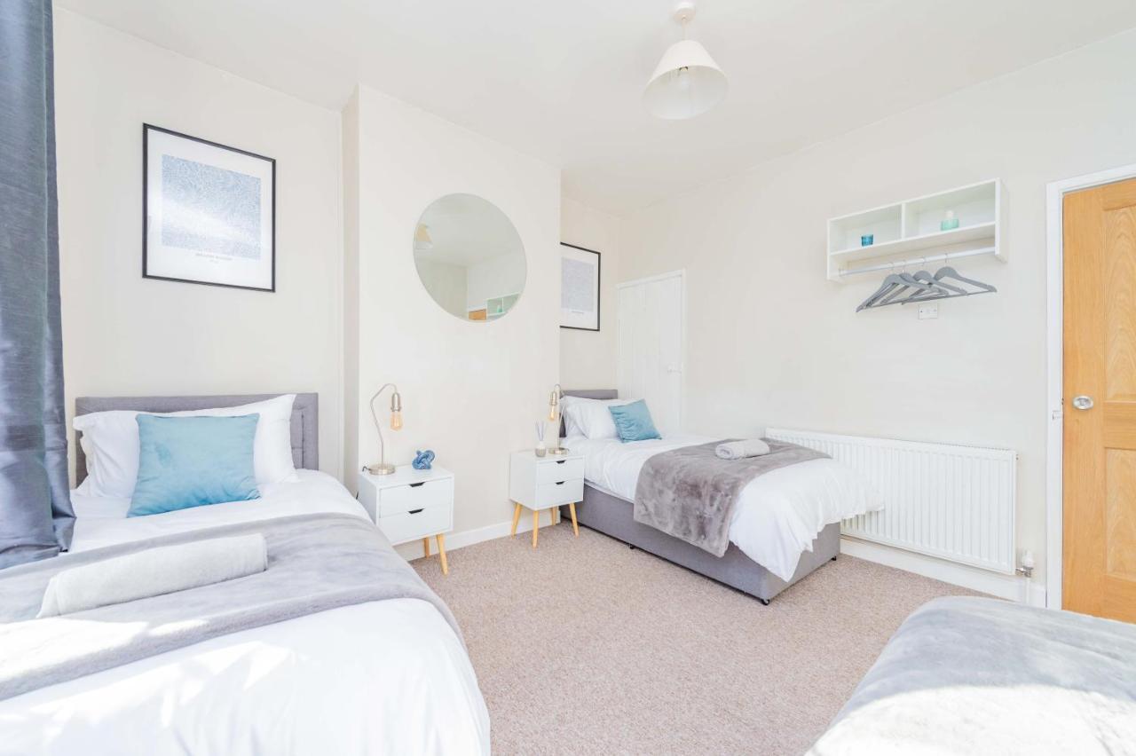 Central Townhouse Wolverhampton - Sleeps 8 - Ideal For Contractors & Families Leilighet Eksteriør bilde